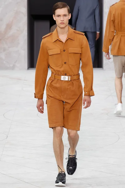 Look 10